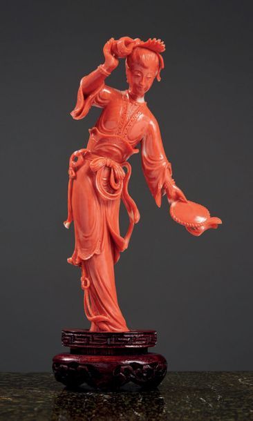 CHINE - Début XXe siècle Statuette de jeune femme debout en corail rouge, s'ajustant...