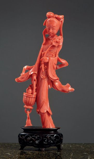 CHINE - Début XXe siècle Statuette de jeune femme debout en corail rouge portant...