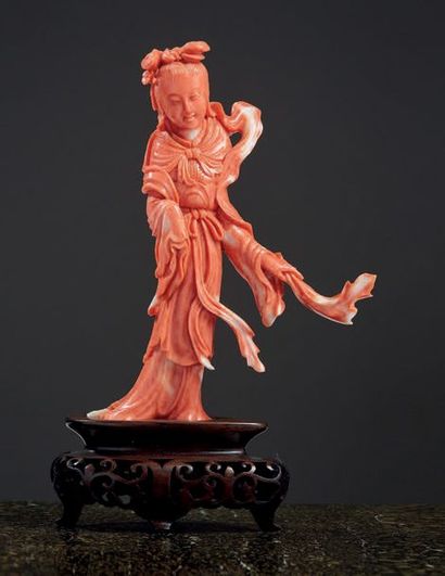 CHINE - Début XXe siècle Statuette de jeune femme debout en corail rouge tacheté...