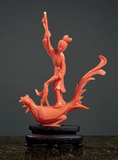CHINE - Début XXe siècle Petit groupe en corail rouge, jeune femme posée sur un phénix...