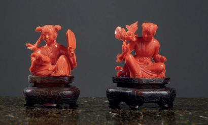 CHINE - MILIEU XXE SIÈCLE Deux statuettes de jeunes femmes assises en corail rouge,...