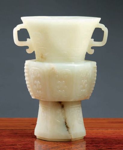 CHINE Vase de forme archaïsant en néphrite céladon à décor incisé de médaillons ornés...