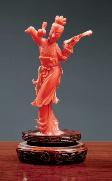 CHINE - Début XXe siècle Statuette de jeune femme debout portant un oiseau sur un...