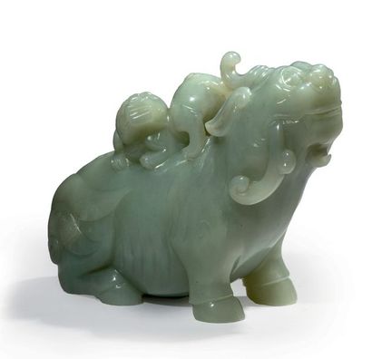CHINE Importante qilin assise en néphrite céladon, un petit posé sur son dos.
H....