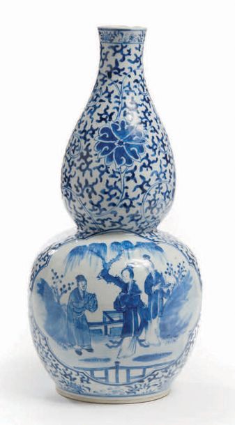 CHINE, Canton - XIXe siècle Vase de forme double gourde en porcelaine à décor en...