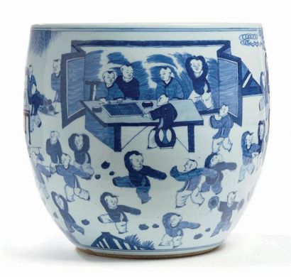 CHINE - XIXe siècle Jardinière en porcelaine décorée en bleu sous couverte d'enfants...