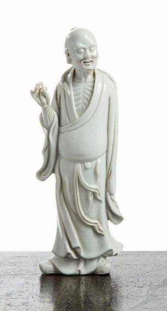 CHINE - XIXe siècle * Statuette d'immortel debout en porcelaine émaillée blanc de...