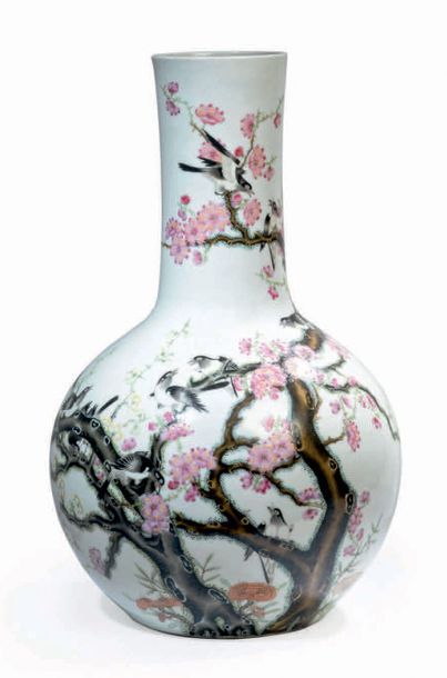 CHINE - XXe siècle Vase de forme “tianqiuping” en porcelaine décorée en émaux polychromes...