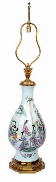 CHINE - XIXe siècle Vase de forme balustre en porcelaine émaillée polychrome de jeunes...