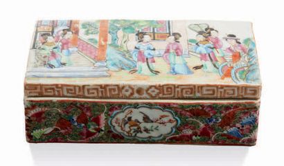 CHINE, Canton - XIXe siècle Ensemble comprenant une boite de forme rectangulaire...