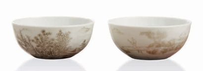 CHINE - XXe siècle Deux sorbets en porcelaine décorée en grisaille d'un lettré dans...