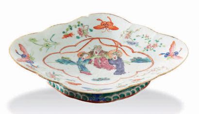 CHINE - XIXe siècle Coupelle de forme polylobée en porcelaine émaillée polychrome...