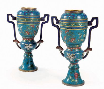 CHINE - XIXe siècle Paire de vases sur pieds en bronze doré et émaux cloisonnés à...