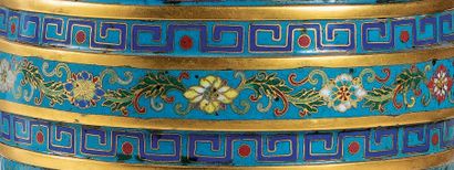 CHINE - XIXe siècle Paire de vases sur pieds en bronze doré et émaux cloisonnés à...