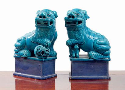 CHINE - Fin XIXe siècle Couple de statuettes de chimères en porcelaine émaillée bleu...