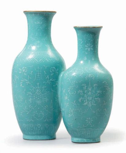 CHINE Vase double balustre à col évasé en porcelaine émaillée turquoise, à décor...