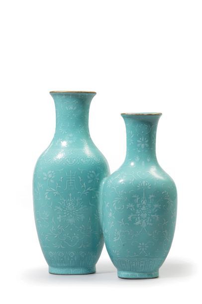 CHINE Vase double balustre à col évasé en porcelaine émaillée turquoise, à décor...