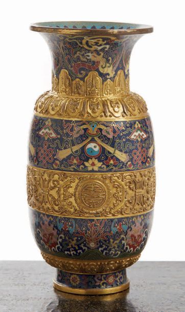 CHINE Vase en bronze doré et émaux cloisonnés à décor à plusieurs registres des huit...