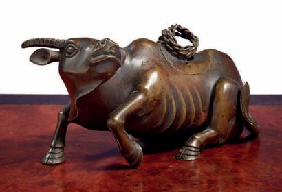 CHINE - Vers 1900 Statuette de buffle couché en bronze à patine brune formant brûle-parfum.
L....