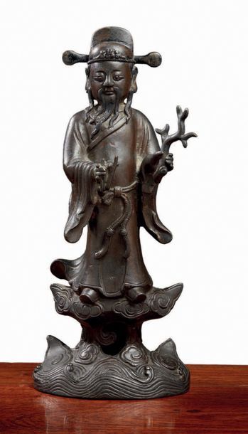 CHINE - XIXe siècle Statuette d'immortel en bronze à patine brune, debout sur un...