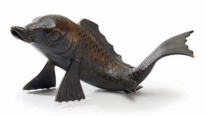 CHINE - XIXe siècle Brûle-parfum en forme de poisson en bronze à patine brune. (Manque...