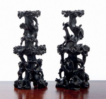 CHINE - XIXe siècle * Paire de pique-cierges en bois sculpté évoquant des rac­ines...