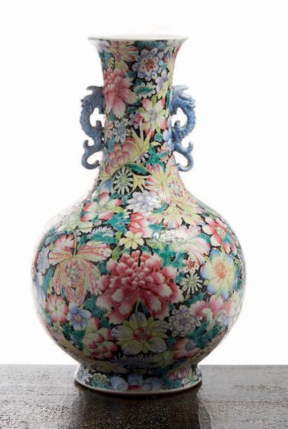 CHINE - Début Epoque de la République MINGUO (1912 - 1949) Vase balustre en porcelaine...