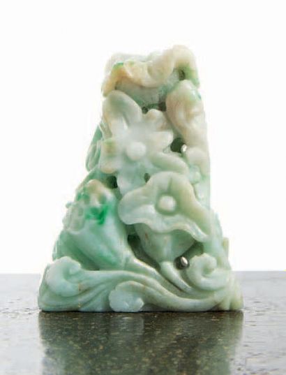 CHINE - XXe siècle Groupe en jadéite sculptée, carpe sortant des eaux grenouille...