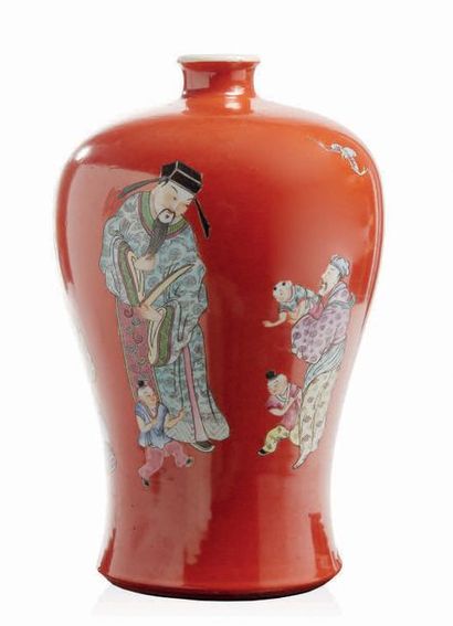 CHINE - Début XXe siècle Vase de forme “meiping” en porcelaine émaillée polychrome...