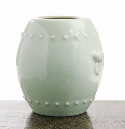 CHINE - Début XXe siècle Pot de forme tonnelet en porcelaine émaillée céladon, les...