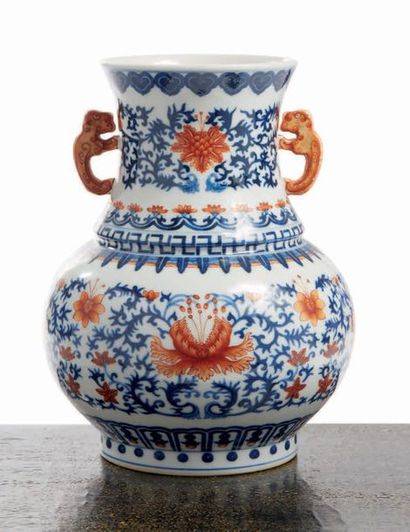 CHINE Vase de forme balustre à col évasé en porcelaine décorée en bleu sous couverte...