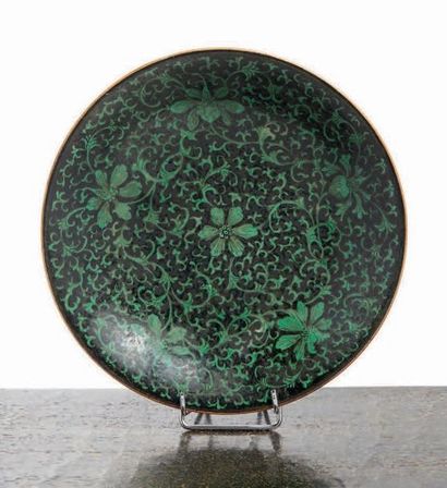 CHINE - XIXe siècle Assiette en porcelaine émaillé vert sur fond noir, à décor de...