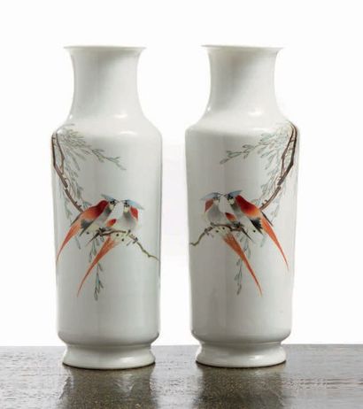 CHINE - XXe siècle Paire de vases cylindriques à col évasé en porcelaine émaillée...