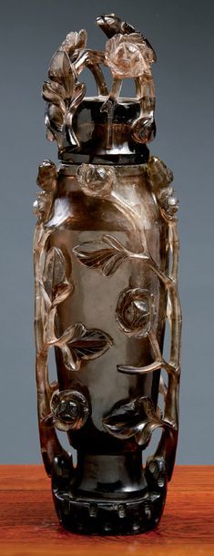 CHINE - Début XXe siècle Grand vase en cristal de roche fumé à décor sculpté en relief...