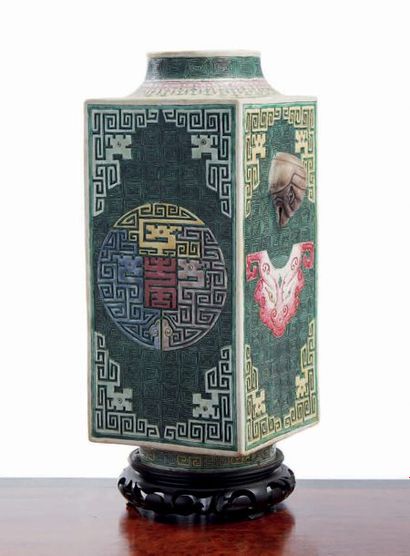 CHINE - XIXe siècle Vase de forme cong en porcelaine émaillée polychrome sur le biscuit...