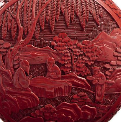 CHINE - Vers 1900 Vase de forme ronde à col étroit en laque rouge sculpté sur chaque...