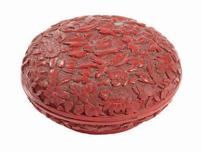 CHINE - Début XIXe siècle Boite de forme lenticulaire en laque rouge sculpté de pivoines...