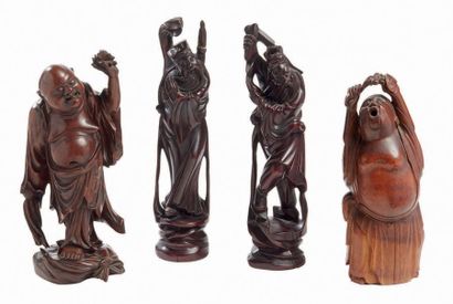 CHINE - XXe siècle Quatre statuettes en bois, deux représentant Budai, l'un en bambou...