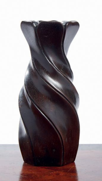CHINE Petit vase de forme hexagonale et torsadée en bois sculpté.
H. 11,2 cm.
