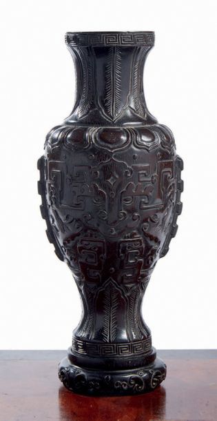CHINE Vase de forme balustre archaïsante en bois imitant le zitan sculpté en relief...