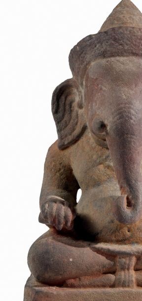 CAMBODGE - PÉRIODE KHMÈRE, ANGKOR VAT, XIIE SIÈCLE Statuette de Ganesh en grès gris,...