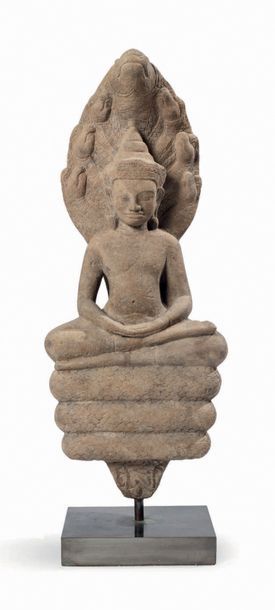 CAMBODGE - PÉRIODE KHMÈRE, ANGKOR VAT, XIIE SIÈCLE Statuette de bouddha en grès gris,...