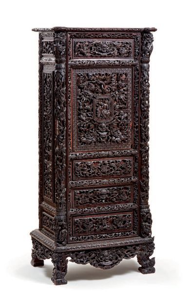 INDOCHINE - Vers 1900 Cabinet ouvrant à une porte et trois tiroirs en bois noirci...