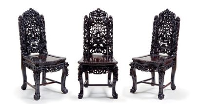 CHINE - Début XXe siècle Trois chaises en bois sculpté et ajouré des frères Hehe...