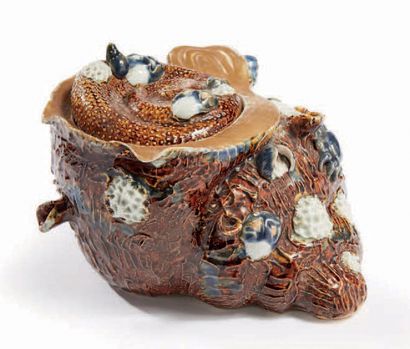 JAPON - XIXE SIÈCLE Pot couvert en forme d'ormier en porcelaine émaillée brun, bleu...
