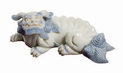 JAPON, Fours de Hirado Shishi couchée en porcelaine décorée en bleu sous couverte...