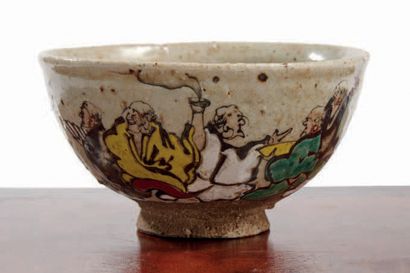 JAPON, Mokubei Chawan en grès émaillé gris craquelé et à décor en émaux polychromes...