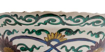 JAPON, Fours de Kutani Grande coupe en porcelaine émaillée verte, jaune, bleue et...