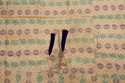 JAPON - Epoque EDO (1603 - 1868) Kesa en soie beige à décor violet et vert de d'oiseaux...