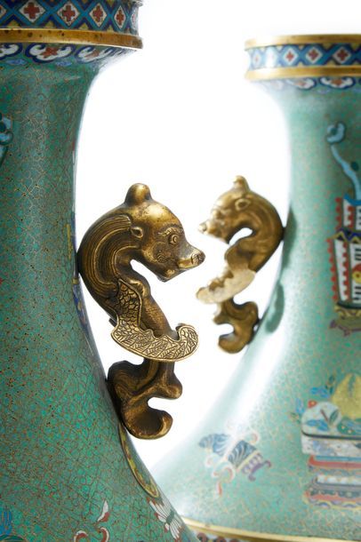 CHINE - Vers 1900 Paire de vases balustres en bronze doré et émaux cloisonnés à décor...